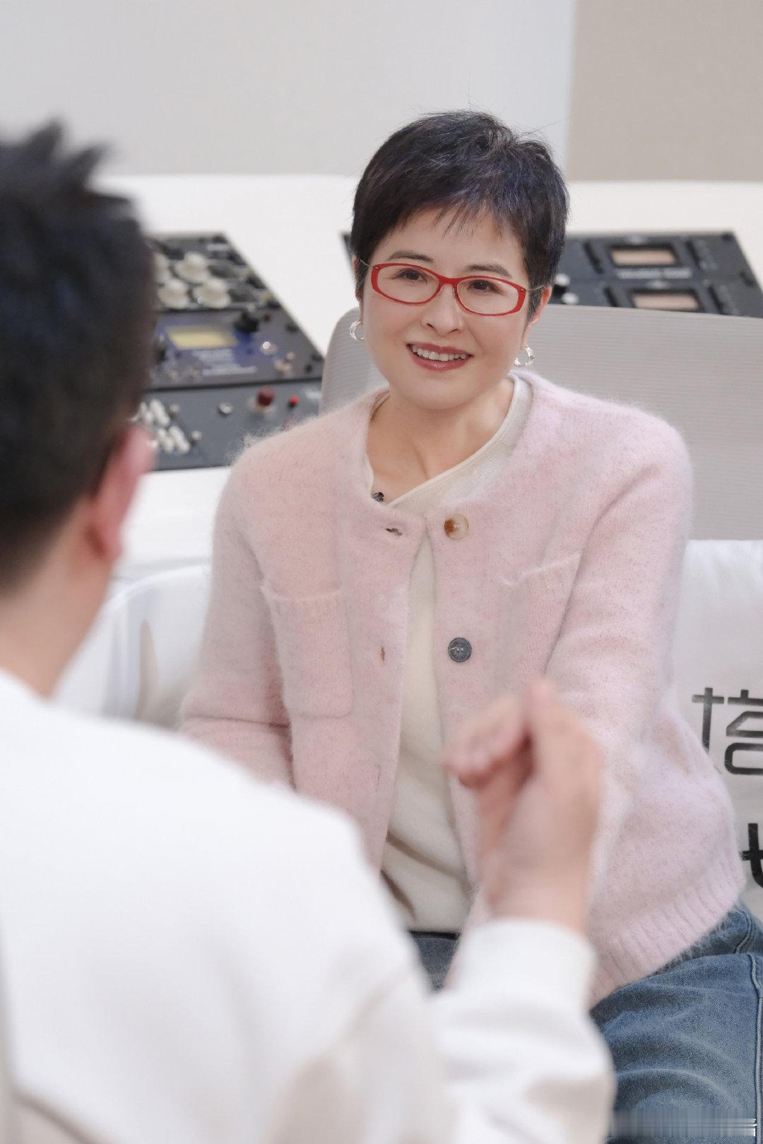 张泉灵访谈芒果IP嘉宾背后第二季定档湖南卫视背后内娱太需要这种慢访谈了，不用刻意