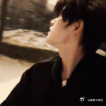 张极雪夜自拍 张极这组雪夜自拍直接封神！雪花簌簌飘落，他站在雪中，眼神澄澈又明亮