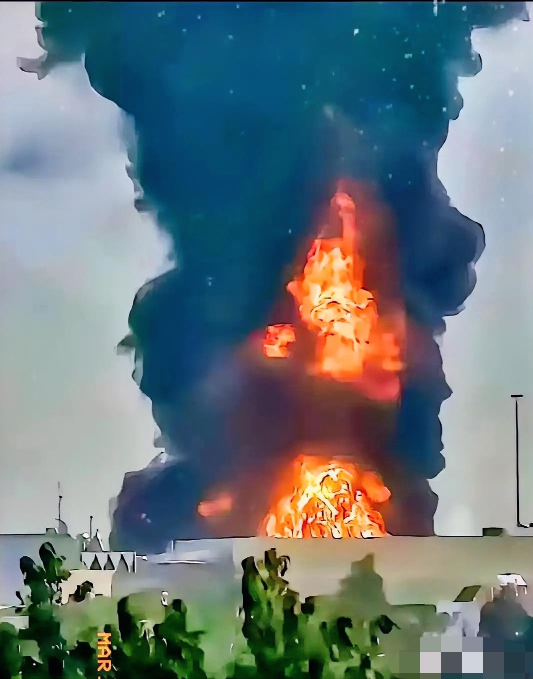 谁敢信、攒40年家底的黄金城，被几架破无人机给端 .

这场突如其来的袭击，像一