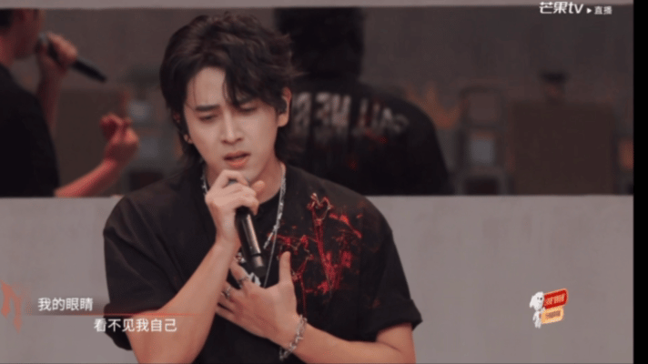 陈若轩飙高音了被陈若轩一嗓子嗷醒了谁能料到披哥小考直接被陈若轩的高音惊艳到，开口