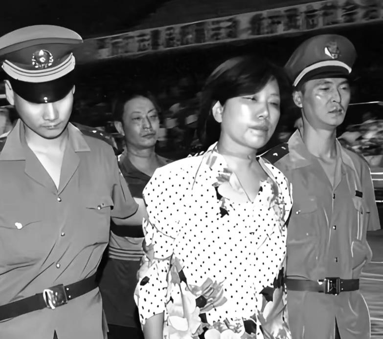 1985年，马燕秦跪上刑场，扯嗓喊：“不就办几场家庭蹦迪嘛！”

她放邓丽君磁带