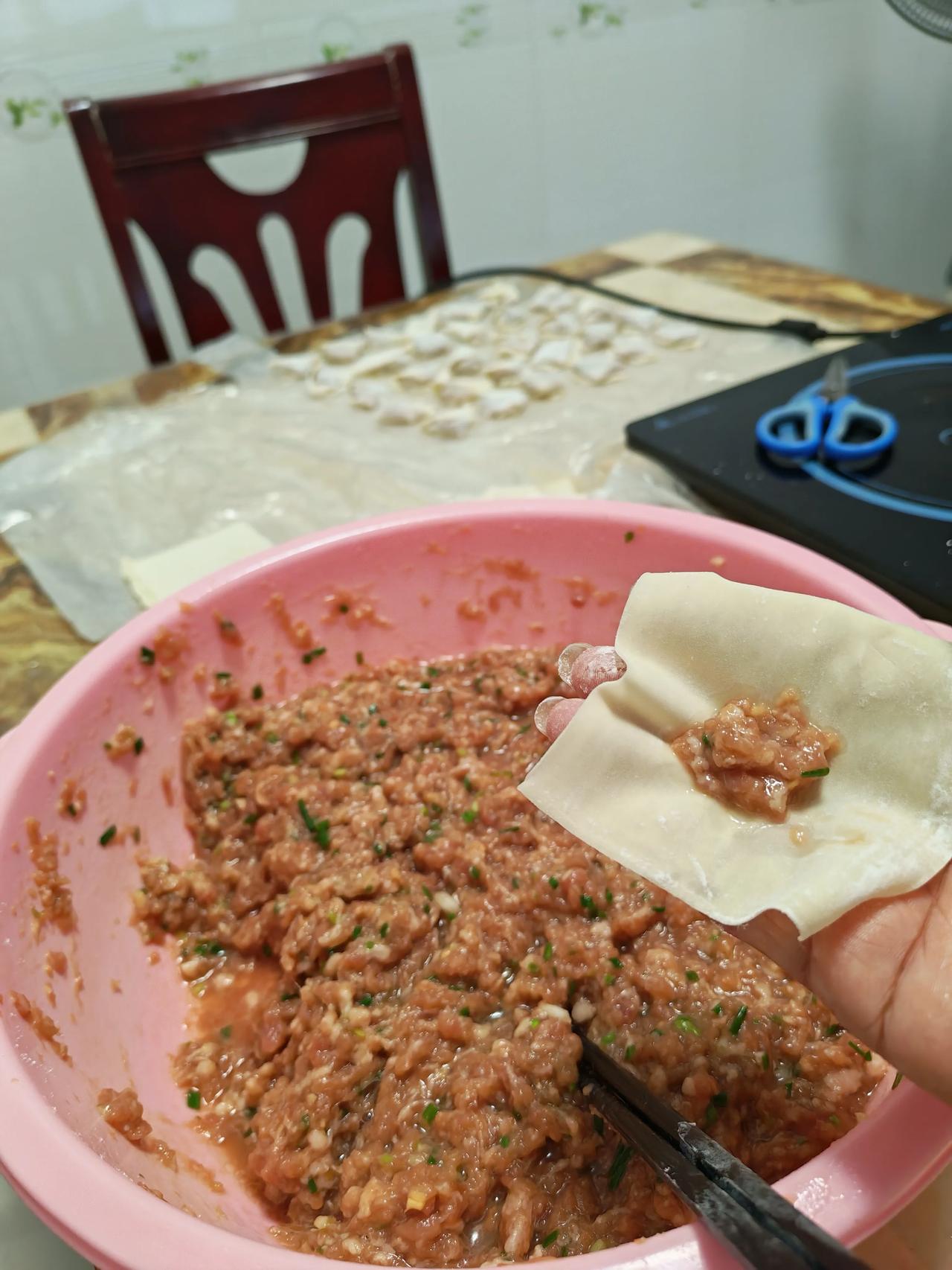 手工包馄饨，藏着最踏实的烟火幸福
 
调好满满一盆鲜肉馅，细碎葱花混在嫩肉里，顺
