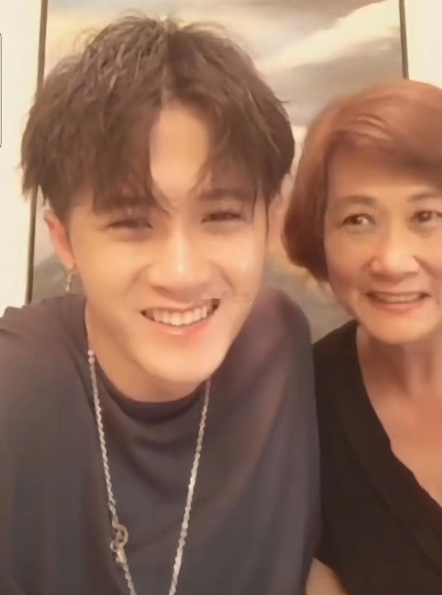 檀健次的老婆们，你们的婆婆来看儿媳妇了[哈哈] 