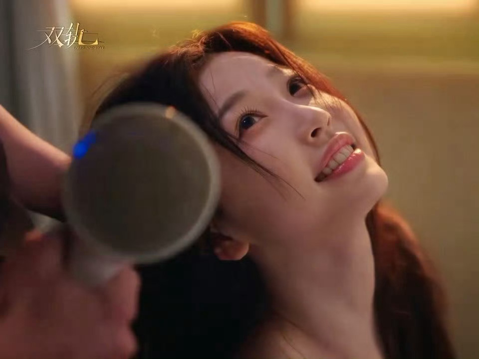 靳朝给姜暮吹头发 虞书欣、何与《双轨》吹头发这段好甜好暧昧啊，这个对视我真的不行