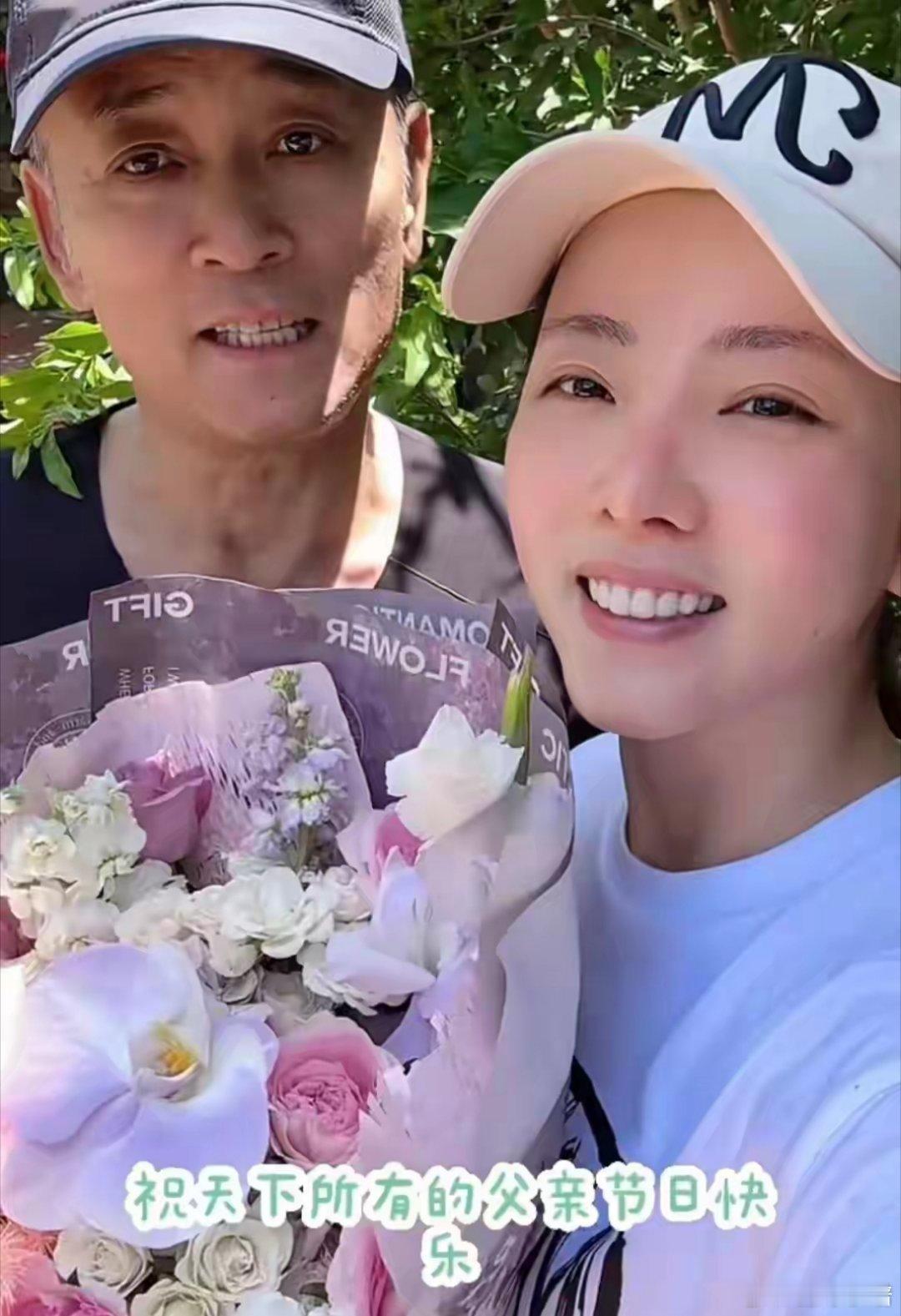 李思思父亲节让爸爸露脸，亲爸爸脸颊好暖心，老爷子很帅气质不错 ​​​