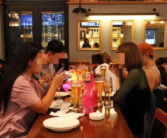 “醉酒不是免责的理由！”在青海，一名男子和妻子到朋友家中喝酒。由于醉酒，男子进入