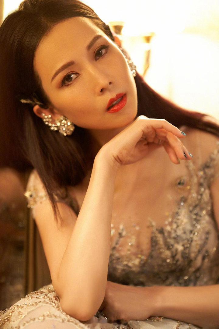 比蔡少芬更好笑的烫嘴港普出现了百厨大战黎诺懿一本正经站在台上报菜名，港普发音绕来