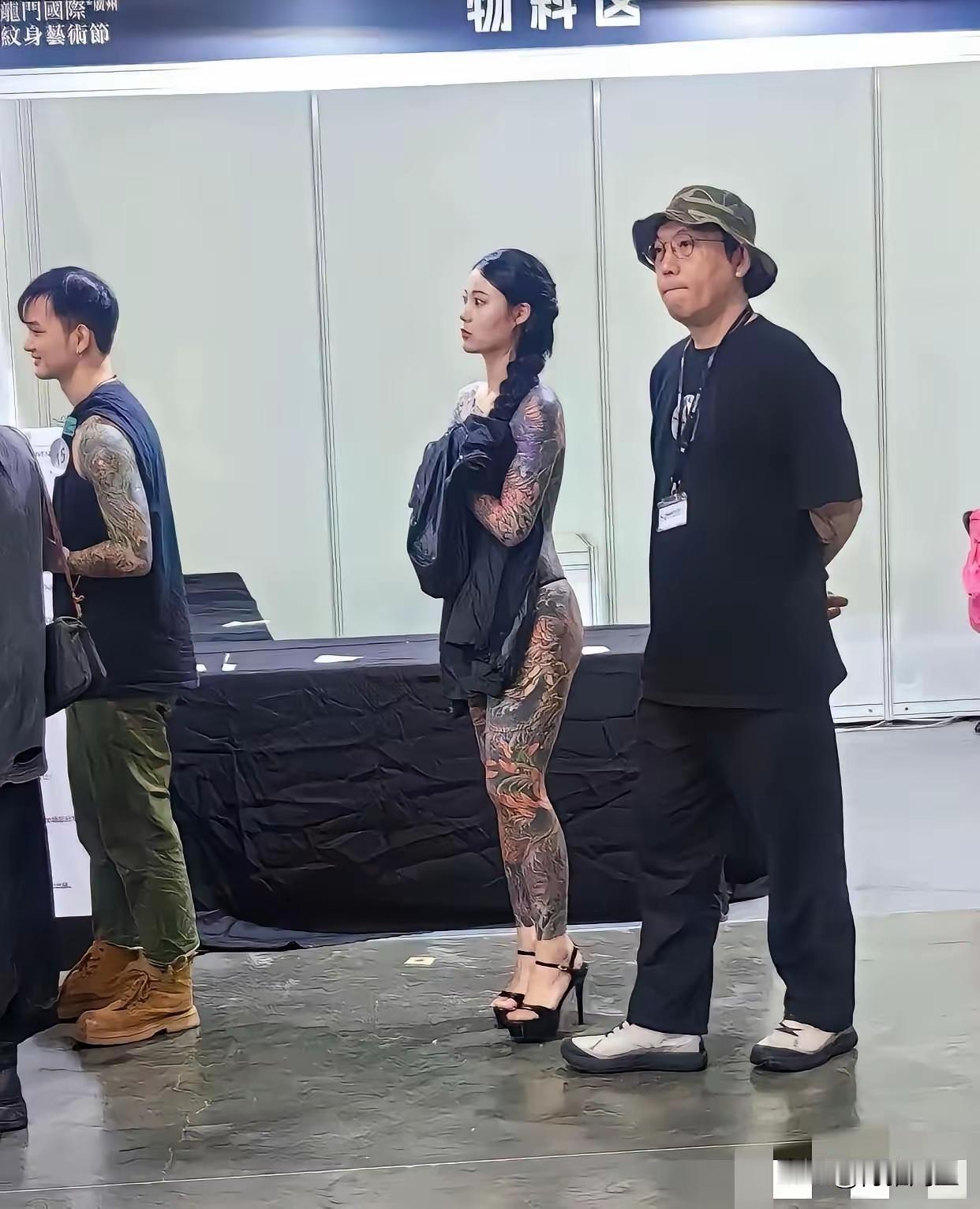 腰上的那根线是她最后的尊严了