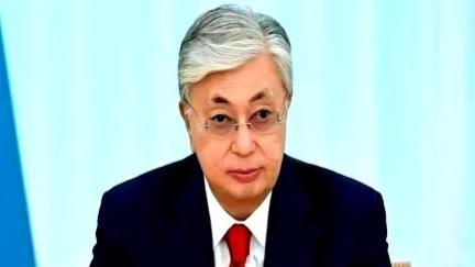 哈萨克斯坦的石油，有个毛病。家门口就是全世界最大的买家——中国，但它偏要把八成的