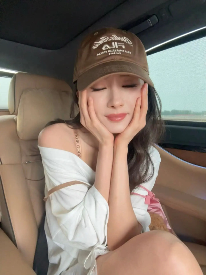 杨幂  下班了超开心的姐这套私服太好看了！然后在返程的车上又拍了好多，蜜蜂狐狸?