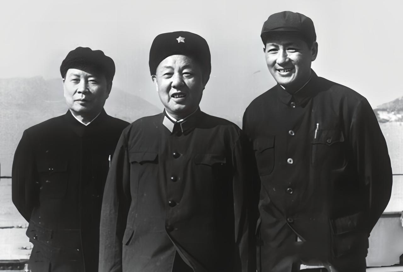 1976年10月，“四人帮”被粉碎后，作为其“老巢”的上海形势危急。在叶剑英提议
