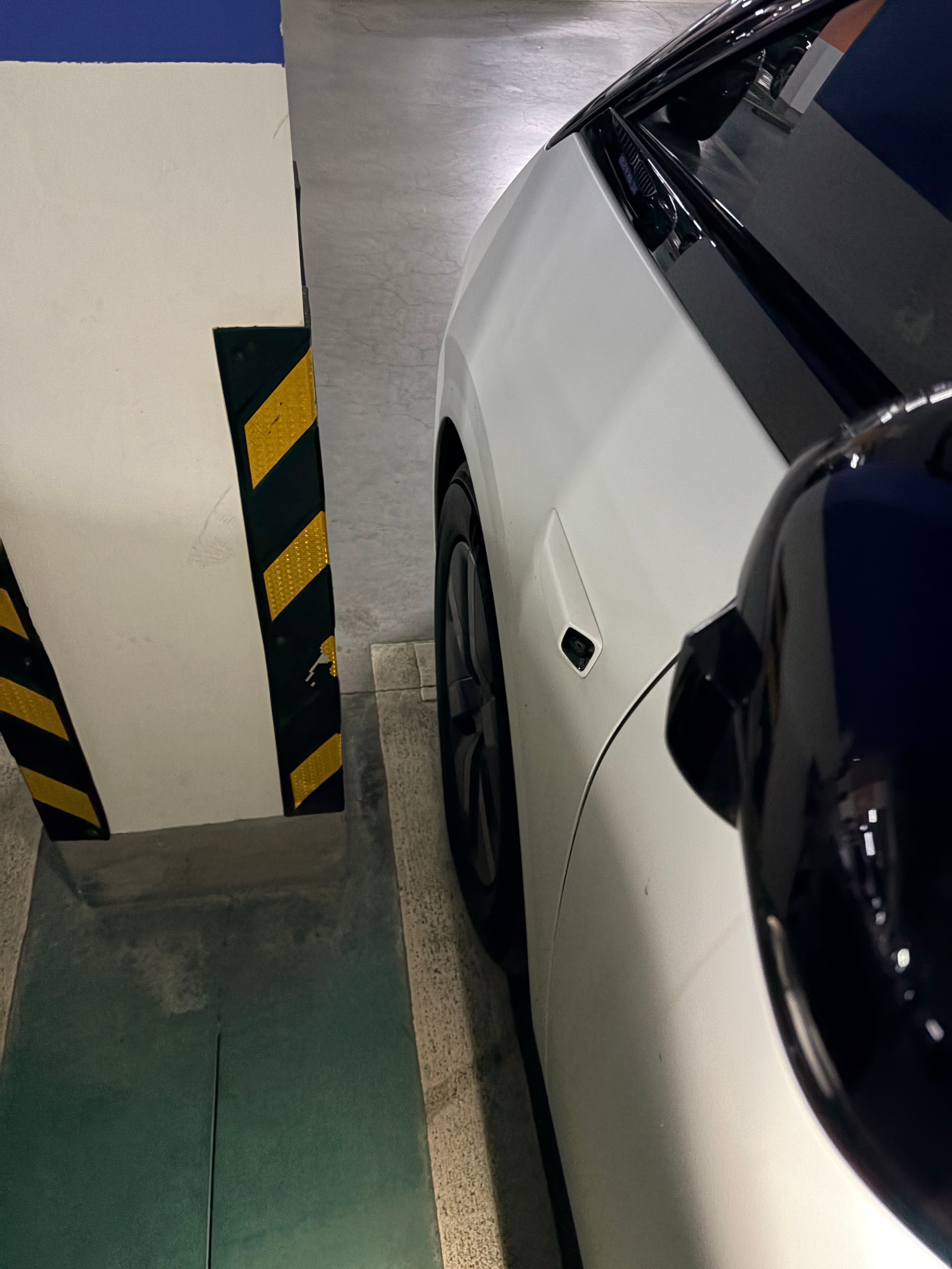 MEGA的偏左自动泊车确实够极限，我怀疑MEGA因为车大专门调校过理想mega