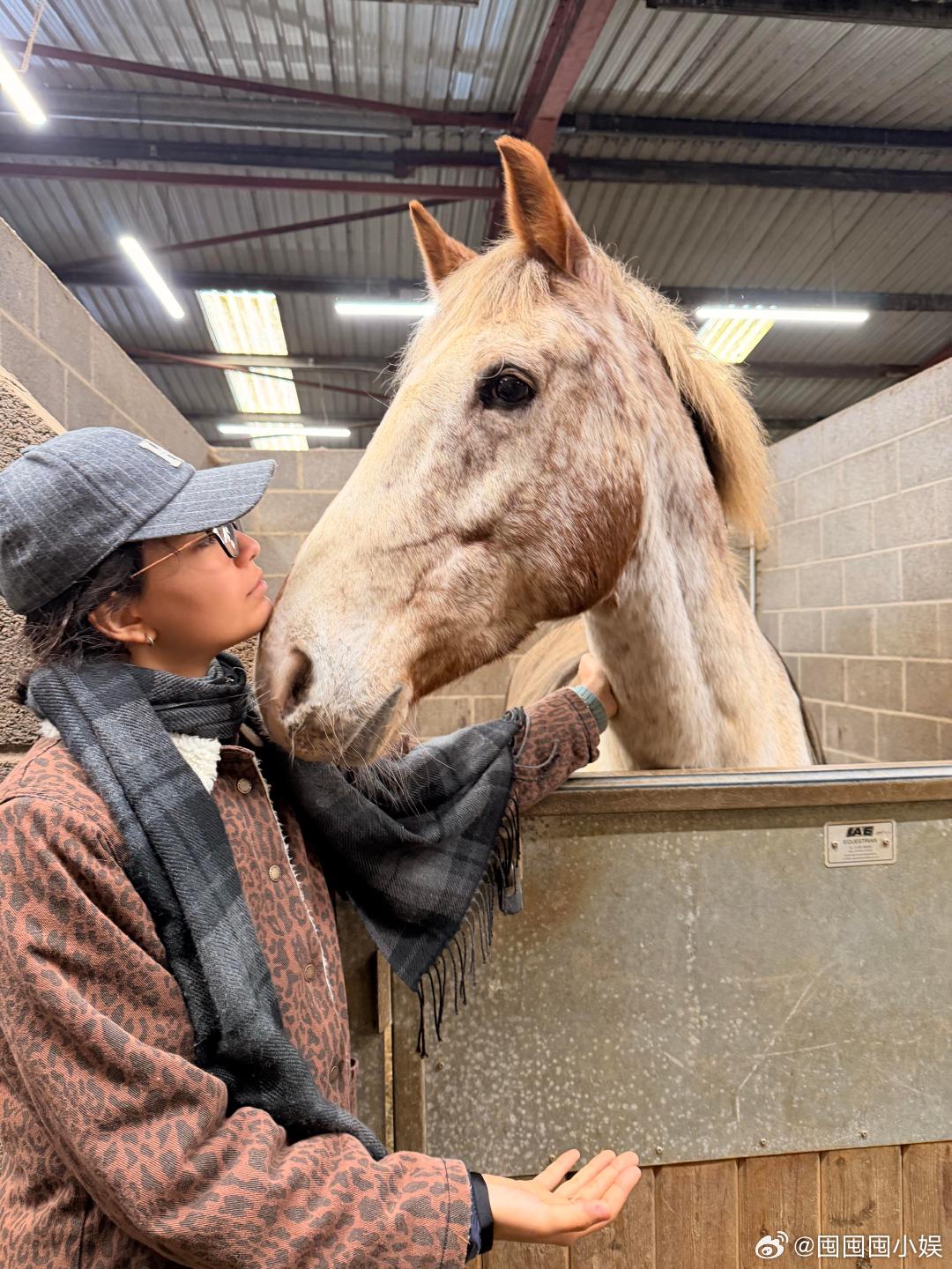 刘烨儿子女儿近照诺一霓娜都这么高了诺一在博物馆里，看着那些古老的展品，认真思考的