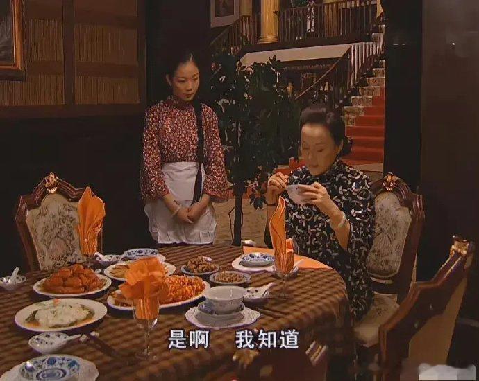 再看《金粉世家》，发现金太太每次吃饭，布置的菜基本都是道具，就连菜品几乎都没咋换
