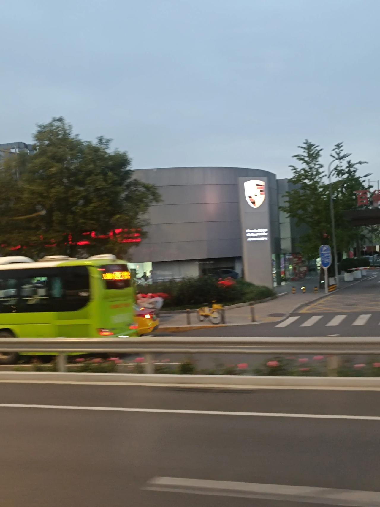 普通人怎么才能翻身呢？普普通通的人怎么才能一年买房买车呢？穷人翻身思维 底层人逆