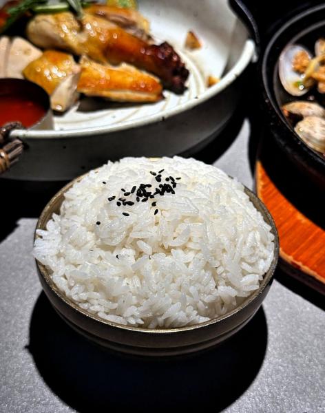 陕西渭南，7名游客爬完华山到一家餐馆吃饭，几人饿坏了，点了三盆米饭和一些菜，总消