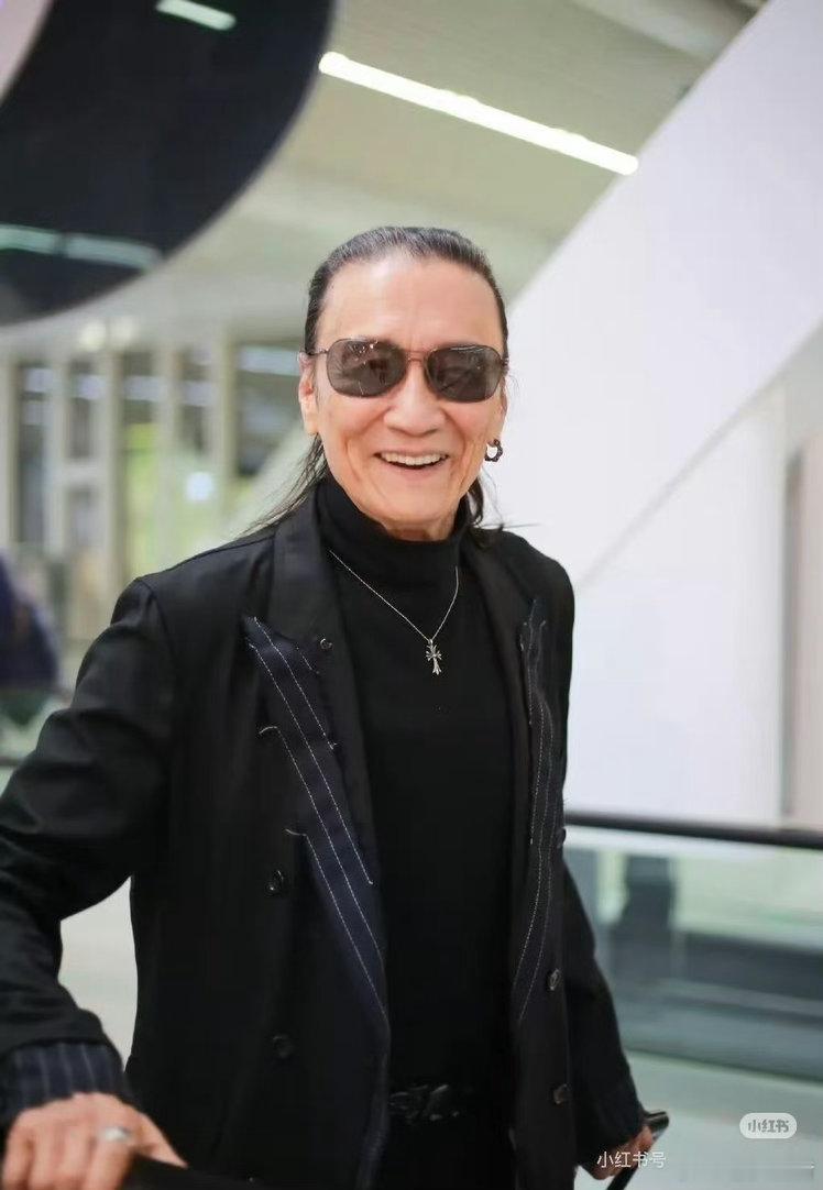 死了、死了就死了呗！记念个屁、活到九十来岁、一辈子过的有车、有房、有一大帮女朋友