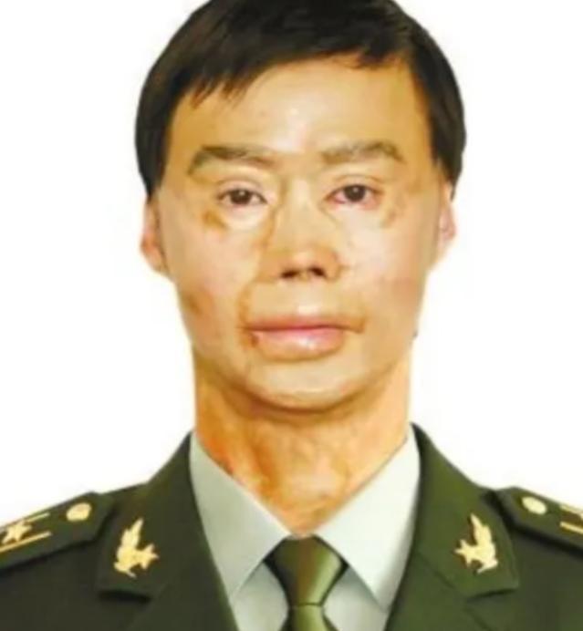 1995年，一名解放军战士在乘车回部队的途中，劝司机不要停下加油，但司机执意停下