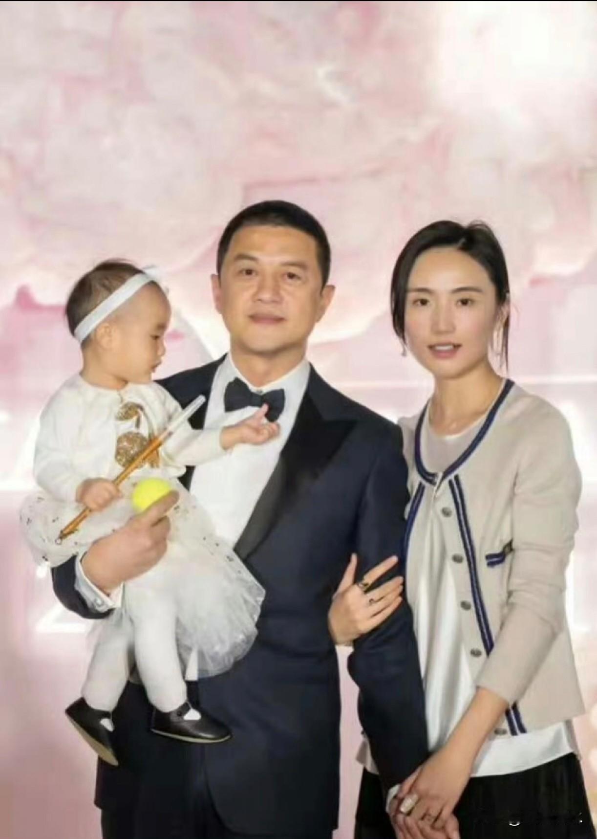 李亚鹏非常文艺地又宣布离婚，感觉是为了独自背债，让人唏嘘。
他这人一路高开低走，
