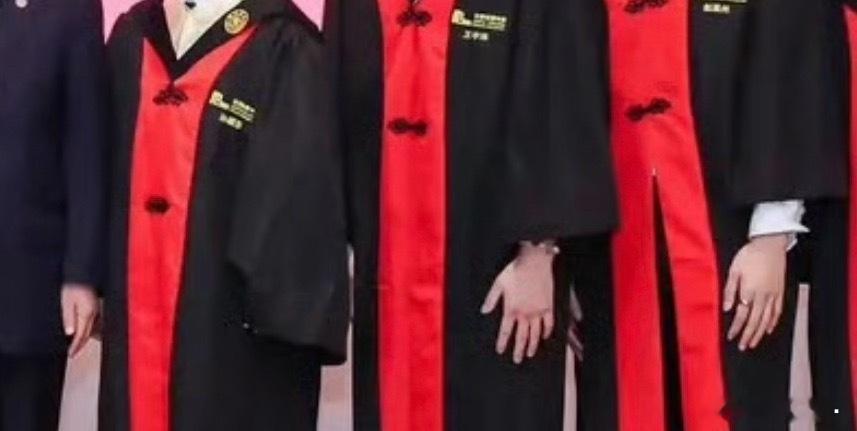 一张比一张夸张哈哈哈哈😄 