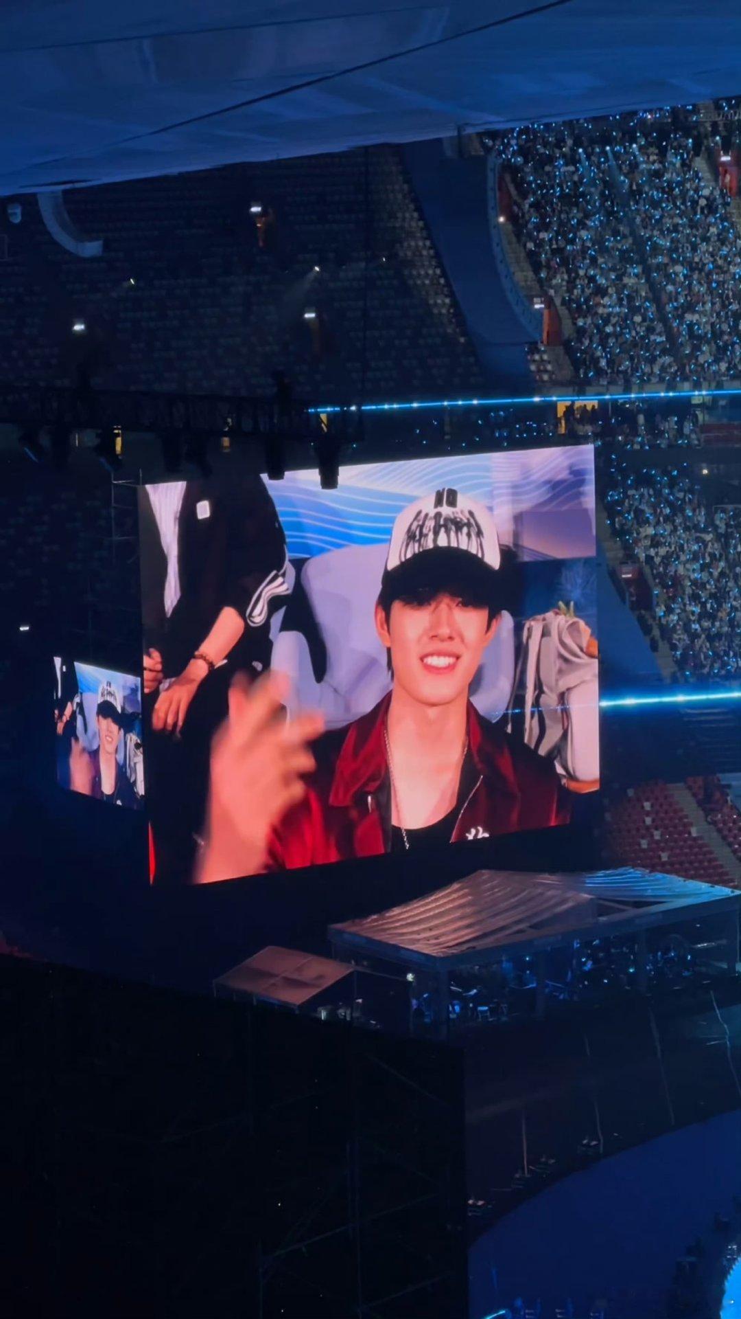 张极又去看张杰演唱会了 网友鸟巢偶遇张极！又双叒叕来追杰哥演唱会啦 