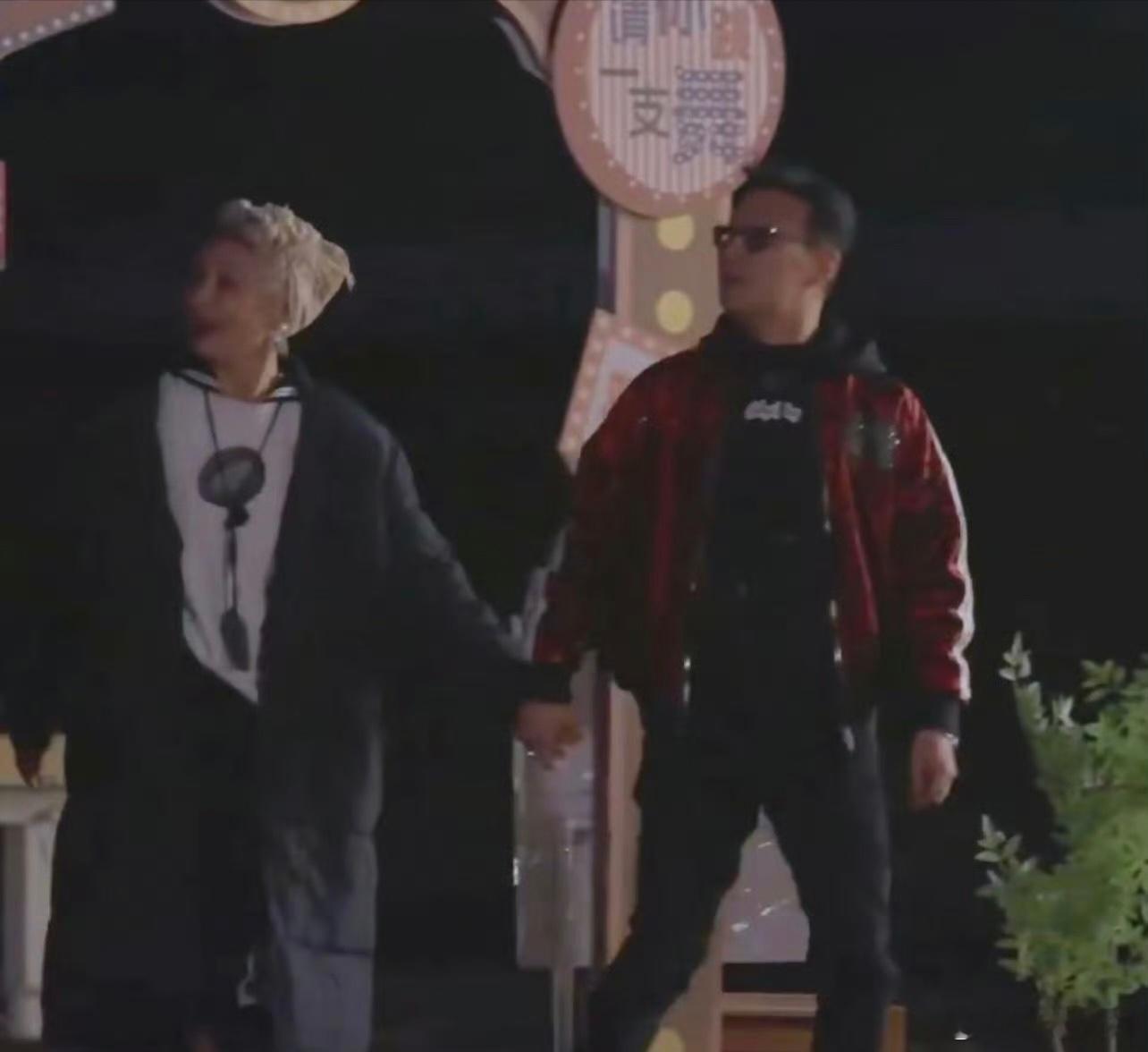 汪峰宁静就这么自然地牵手了妈耶，汪峰是真有东西，人格有魅力还会制造浪漫啊，还唱你