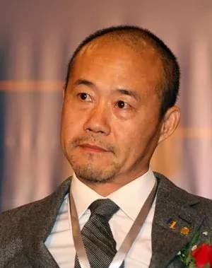 以前的王石绝对是个枭雄，那种霸气绝不是一般人能拥有的，可以用霸气侧漏来形容！
可