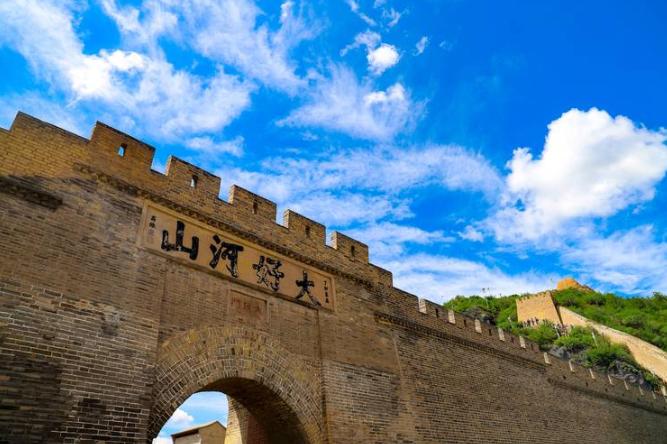 一个市就驻扎了50多个团，什么概念？

几十年前的张家口，谁走进来一眼望去，绝对