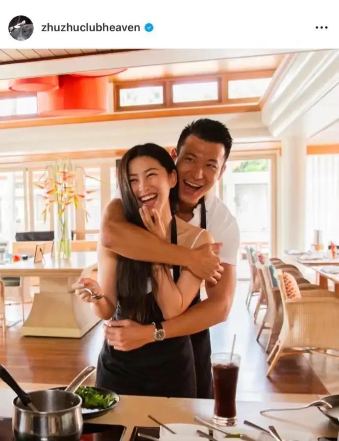 朱珠当年嫁给王昀佳，网上骂声一片。
清华老师身份被扒是假的，限高令也挂着，怎么看