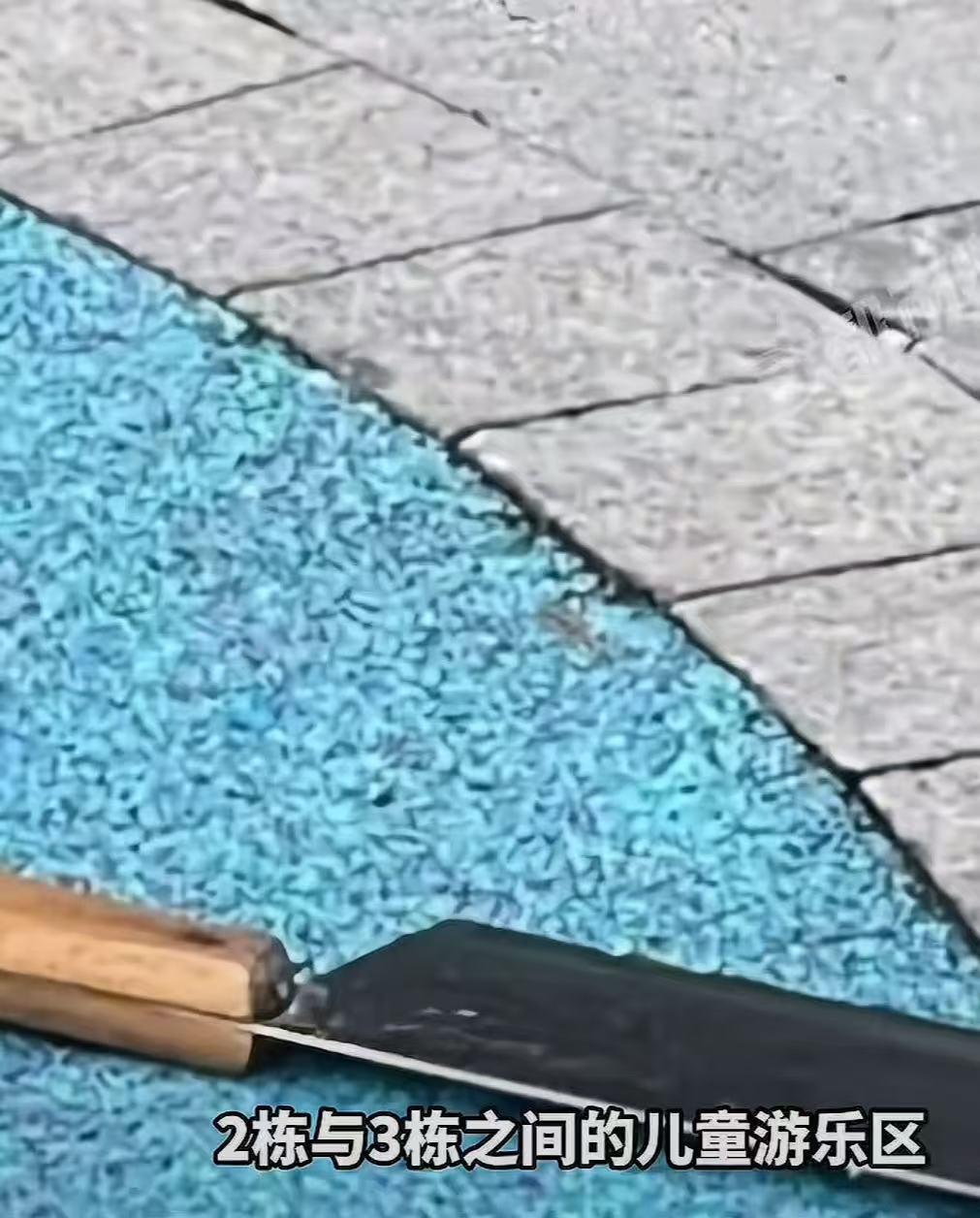 4月15日，成都。一把沉甸甸的菜刀毫无征兆地从高空直直劈下来，“砰”的一声，砸在