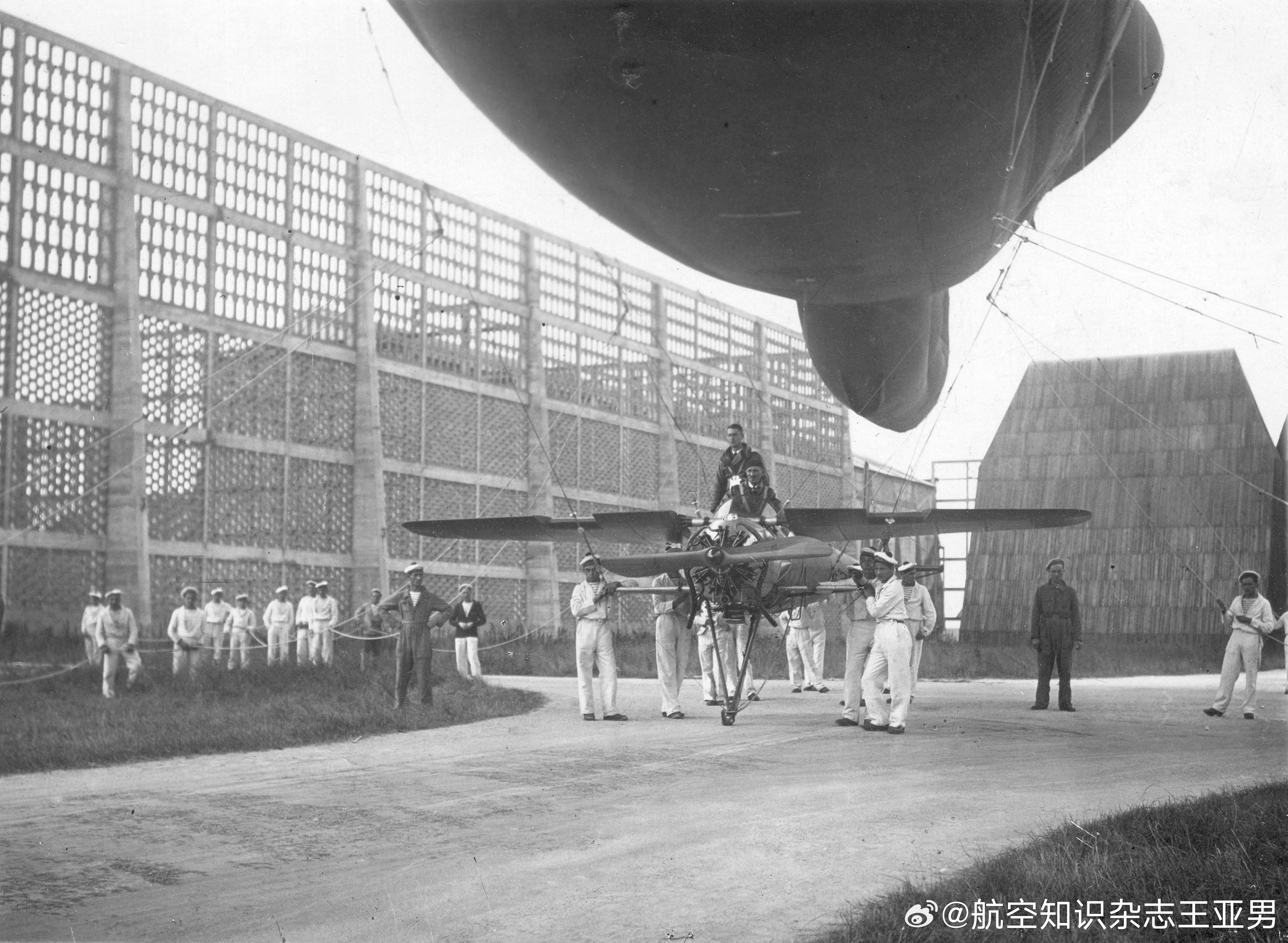 #航空创作计划# 这张20世纪30年代拍摄的照片中，一只气球下方吊挂了一个怪东西