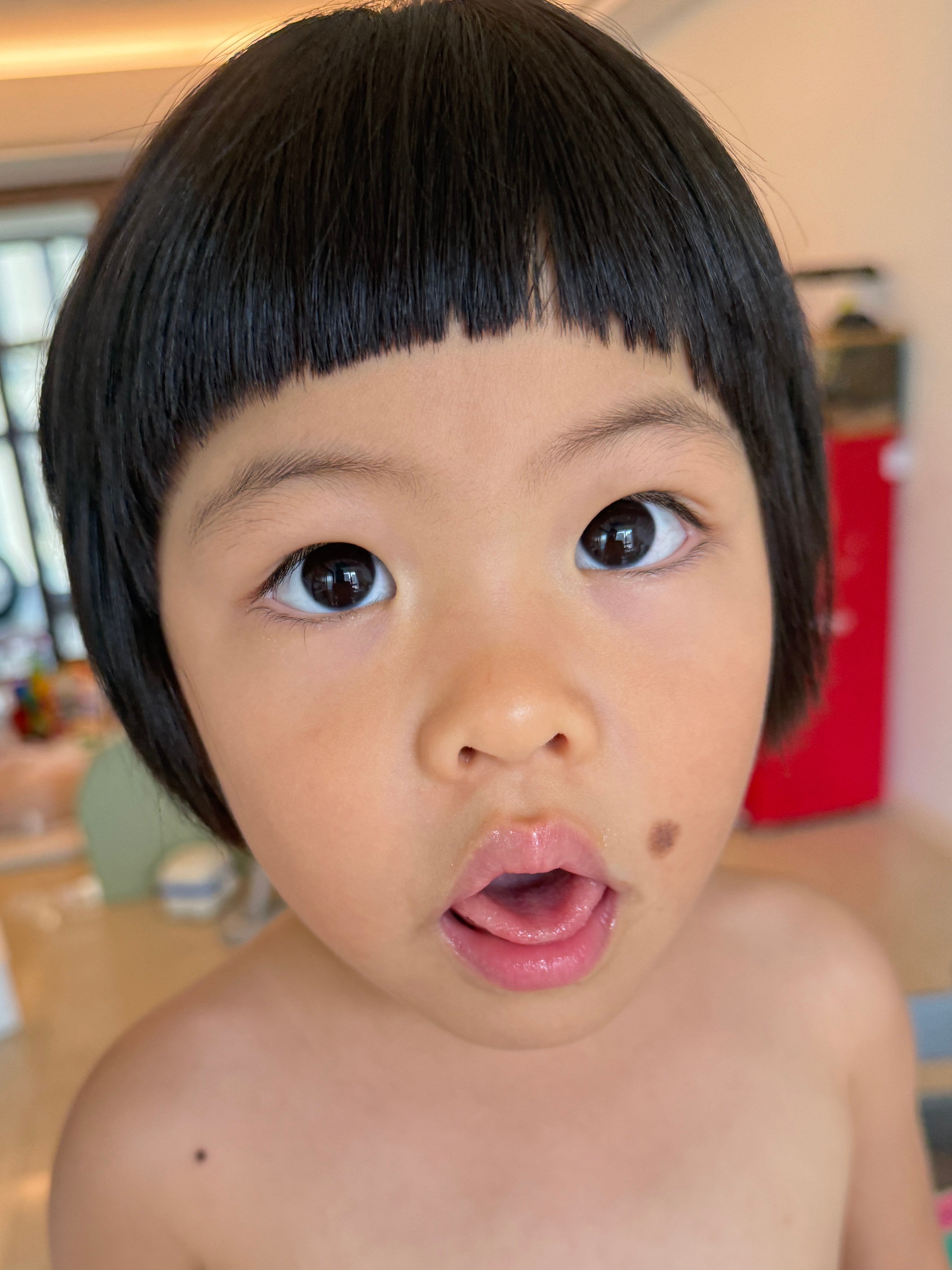 刚才看她咳得有点厉害，就给了一勺蜂蜜吃完以后一直在我面前晃来晃去的假咳有心机但不