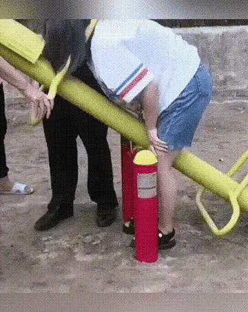 这也太丢人了，以后怎么出去见人啊[捂脸][捂脸]
图二，感觉这个小伙子应该更丢人