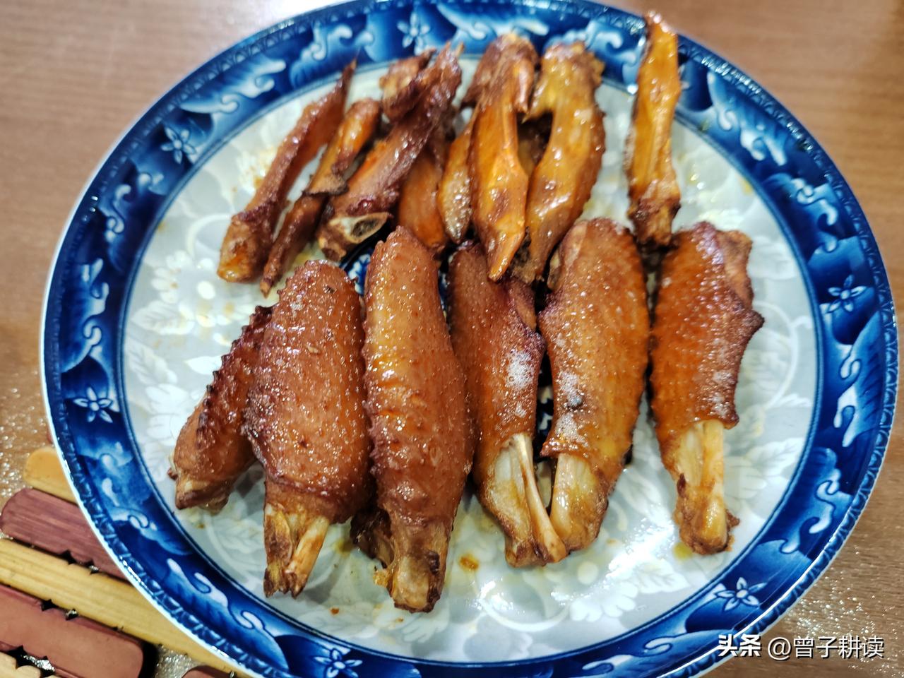 一天不吃肉，两眼冒金光。
香酥诱人的烤鸡翅，一口咬下，满嘴留香！🍗🔥什么是你