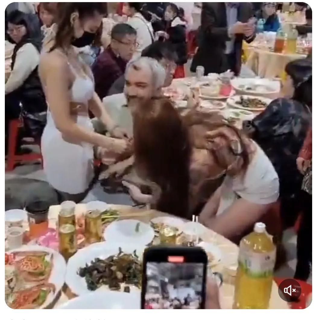 据说这是台湾的葬礼，现在台湾葬礼喜欢请脱衣舞女郎现场助兴