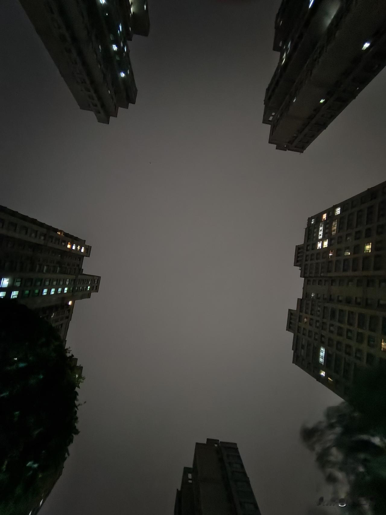 前几天去了趟心心念念的新乡胖东来，
先说结论，挺失望的，
去的是二胖店，
首先停