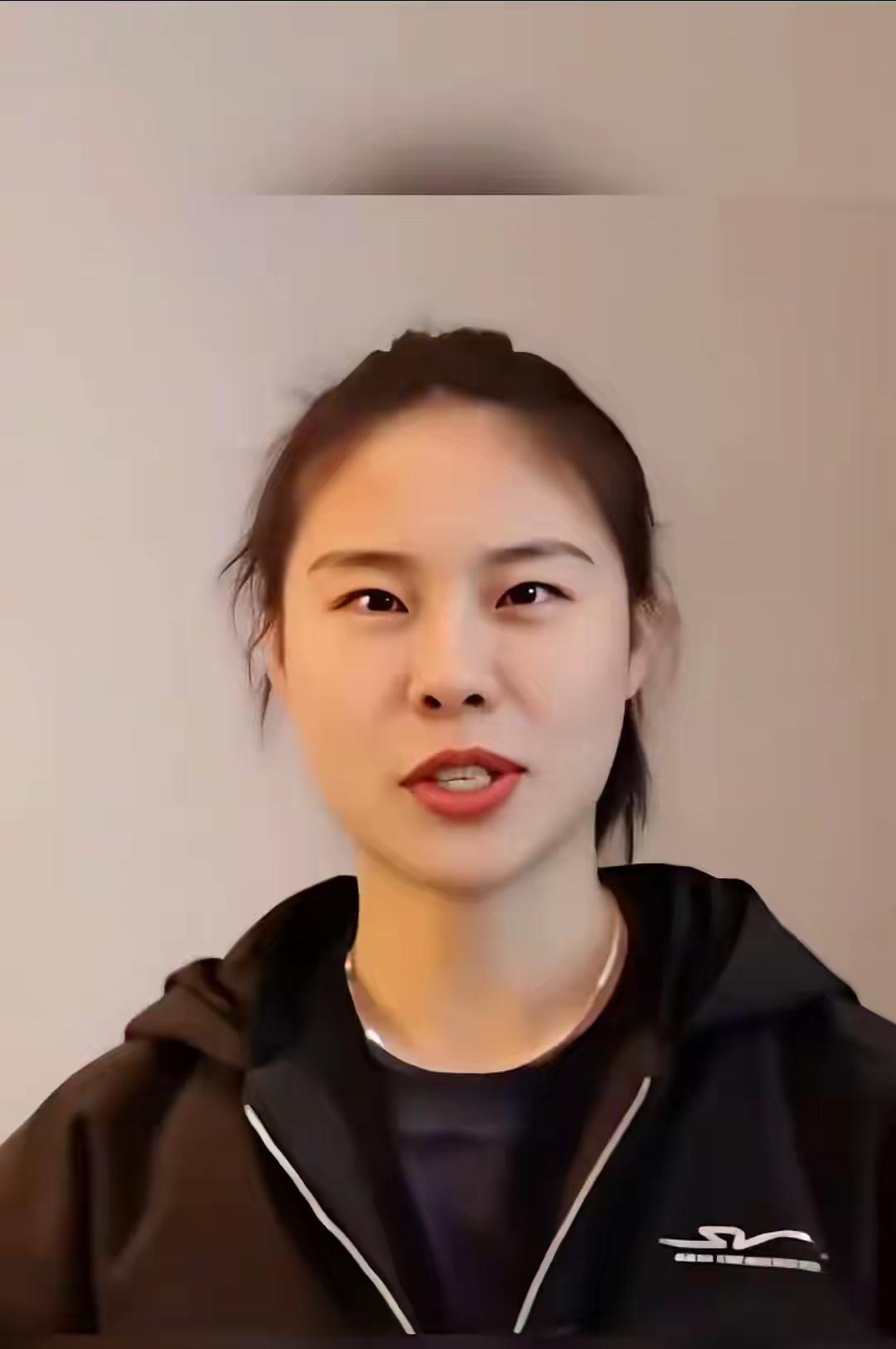 【中国女篮名将王思雨接受媒体采访时吐露心声，直言到:叔叔阿姨你们好，我去澳大利亚