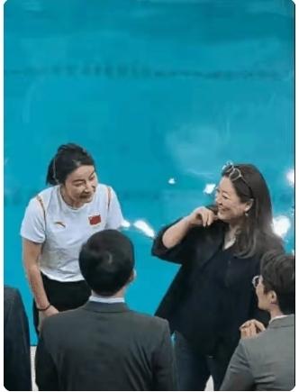 两位跳水皇后，两位豪门阔太，一位是郭晶晶，公众人物，另一位回归家庭，相夫教子，一
