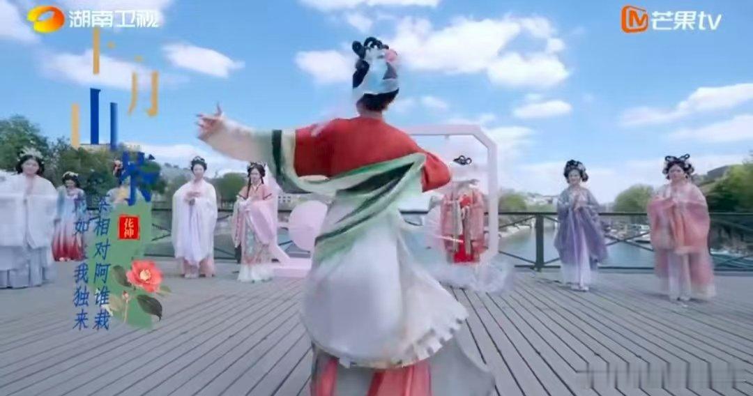 张予曦花神降临巴黎街头巴黎合伙人名场面巴黎合伙人 快闪活动上这身造型绝了！化身“