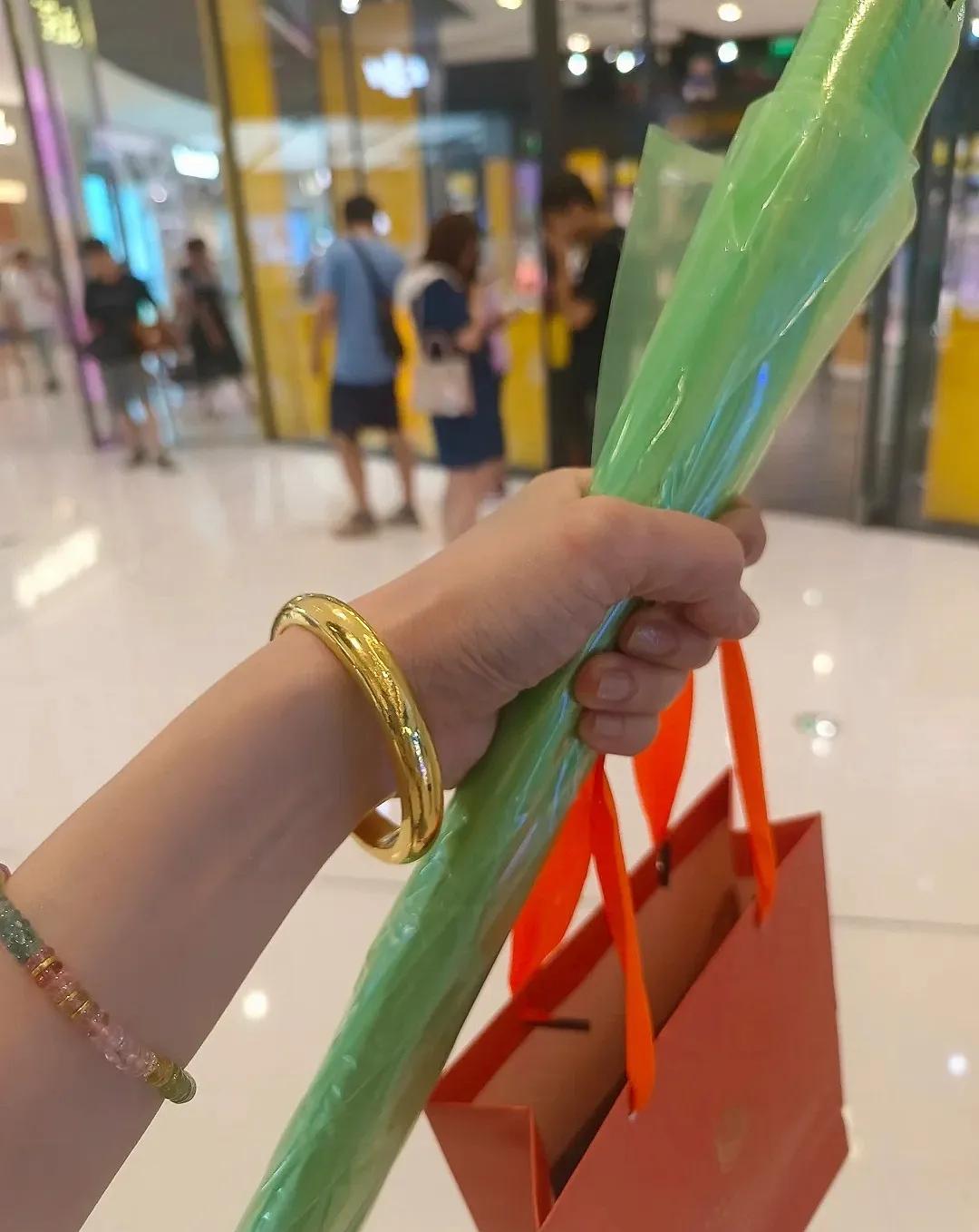 11月3日，
金价算是彻底乱套了！
一只100克的金镯子，随随便便就是11万块钱