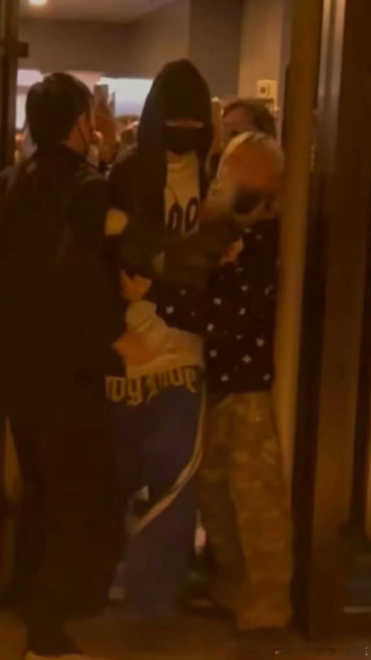 私生也太猖狂了，时代峰峻不作为啊[傻眼]陈思罕疑似被私生抱了 ​​​