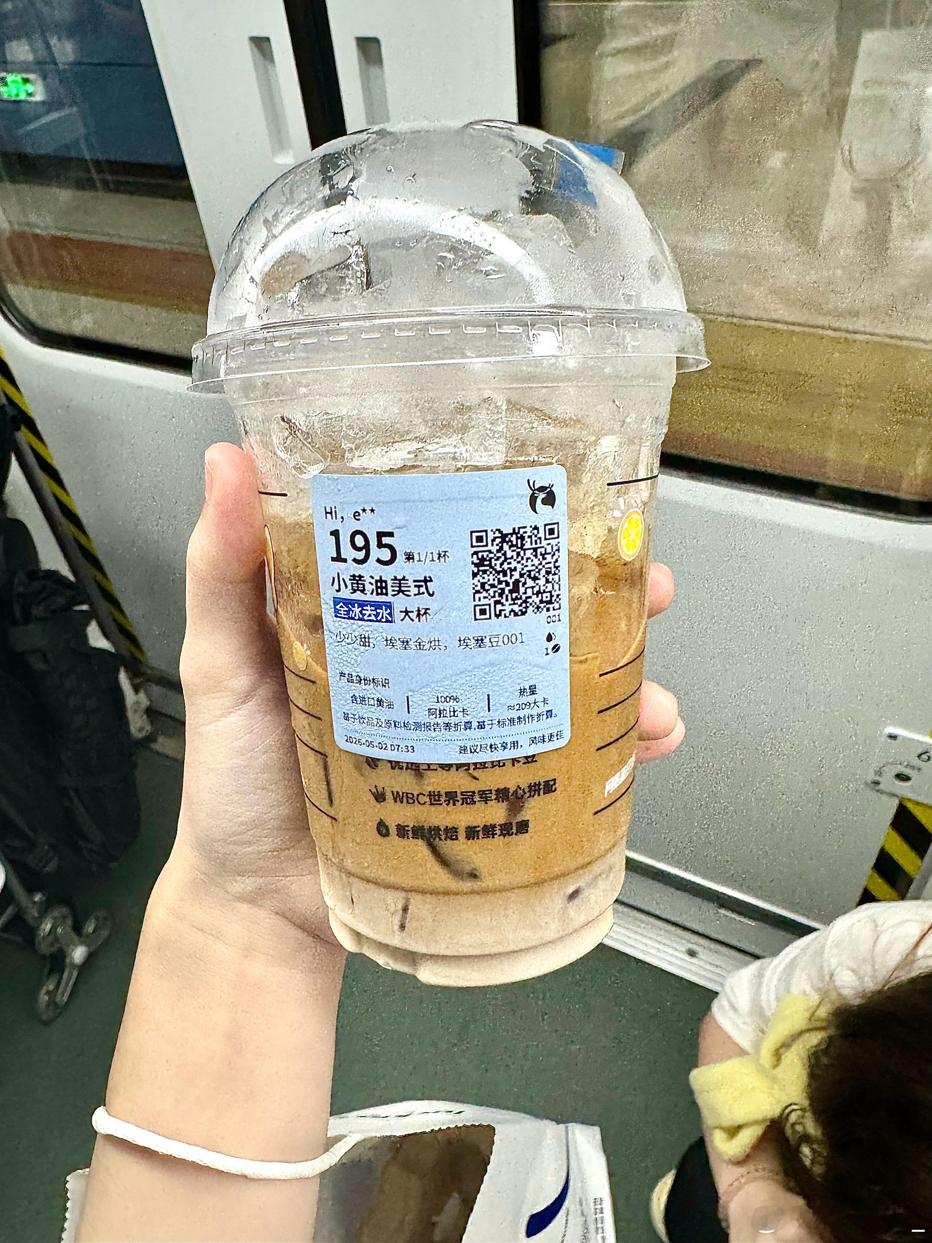 巨无霸雪糕还没吃就掉地上了