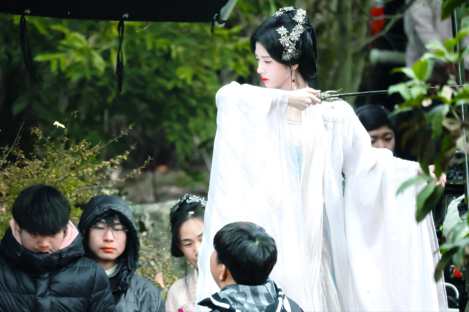 🍊鞠婧祎上官芷 🍊鞠婧祎露芜衣这潮湿安稳的雨季，正好在小屋里听听音乐，忘记让