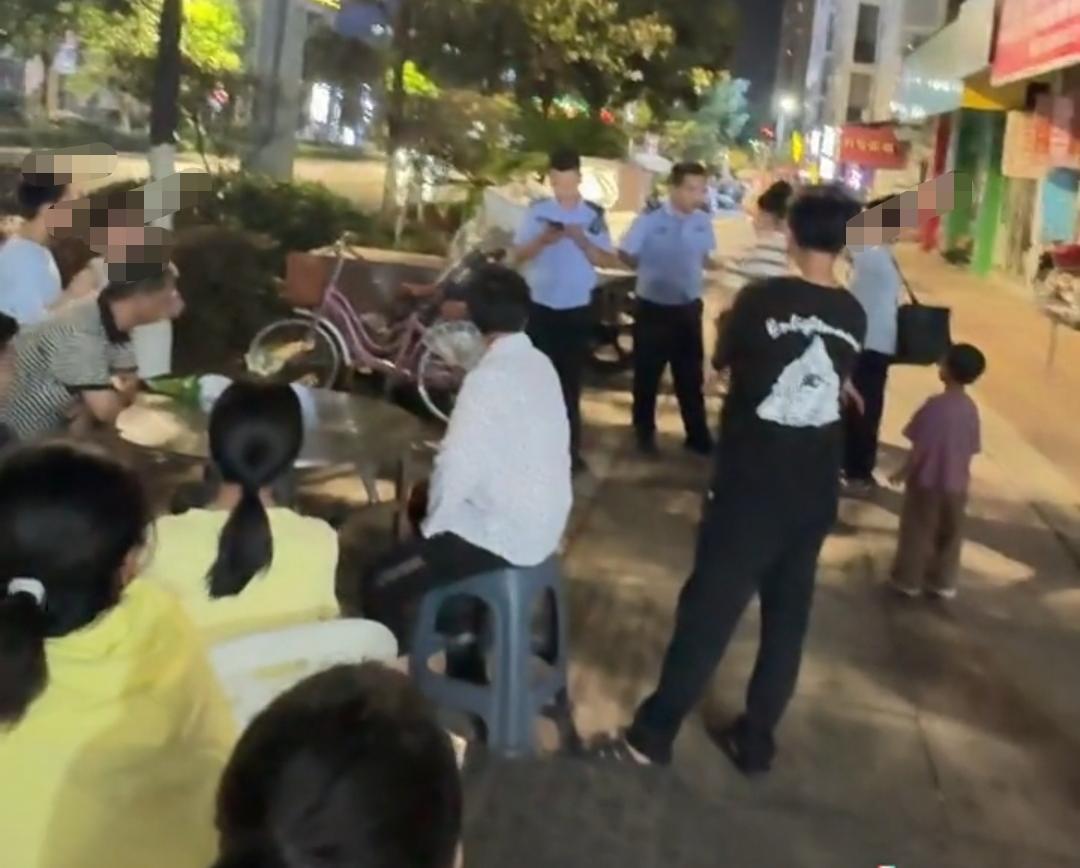 【#官方回应3小孩卖冰棍遭吃霸王餐# 经协调顾客已及时付钱】#小孩卖冰棍吃霸王餐
