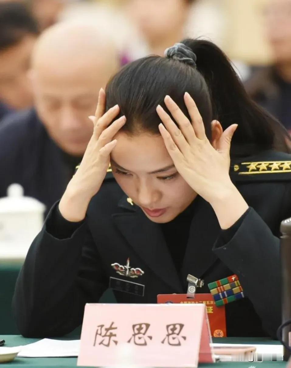 文艺界凭唱歌、跳舞、演戏、说相声而获得师以上高级军衔简直太多了，而且多数年龄并不
