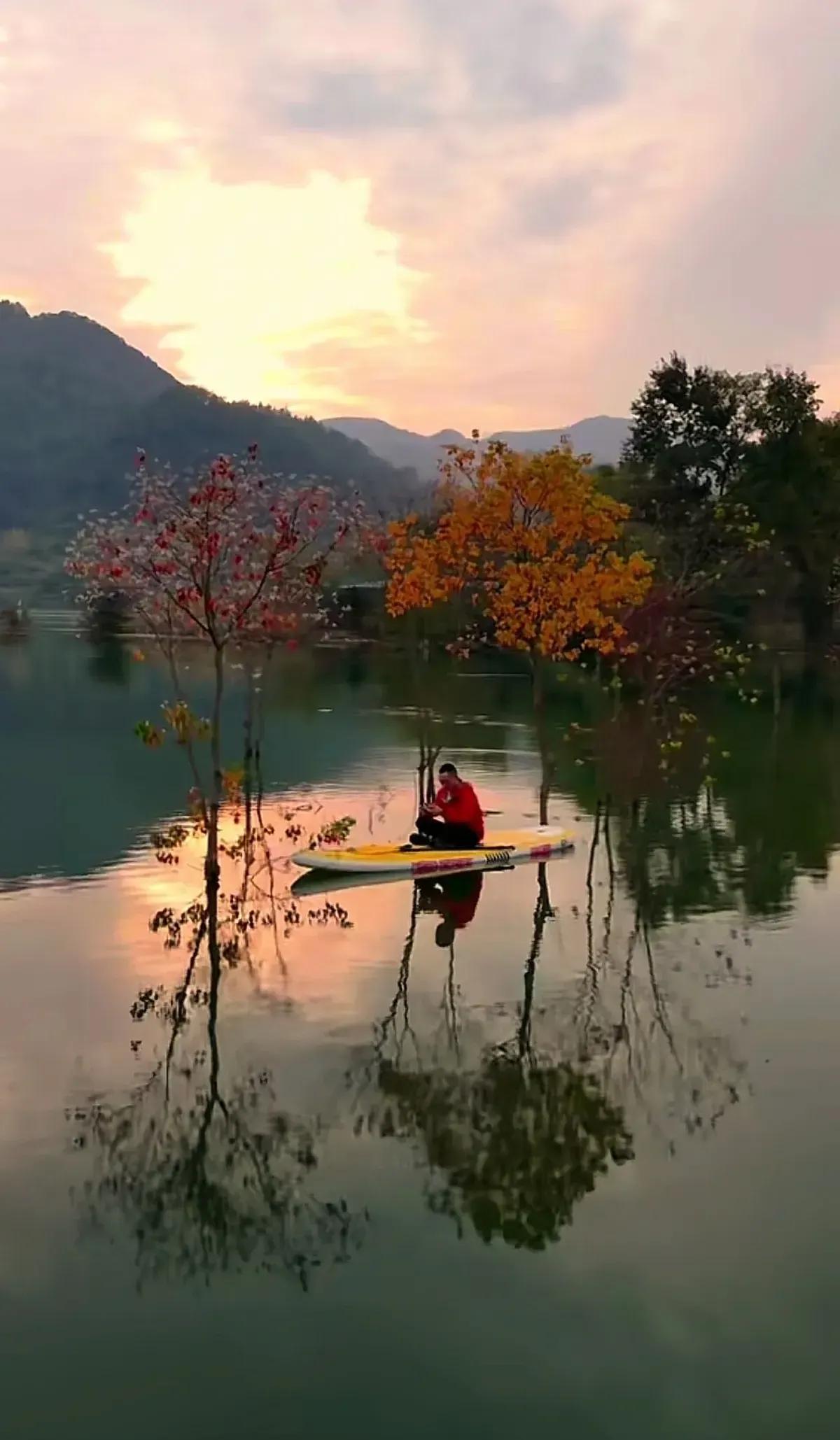 “夕阳下的湖面，独享宁静时光”🌅🚣‍♀️🌳湖下美景 隐藏身边的美景 泮湖风