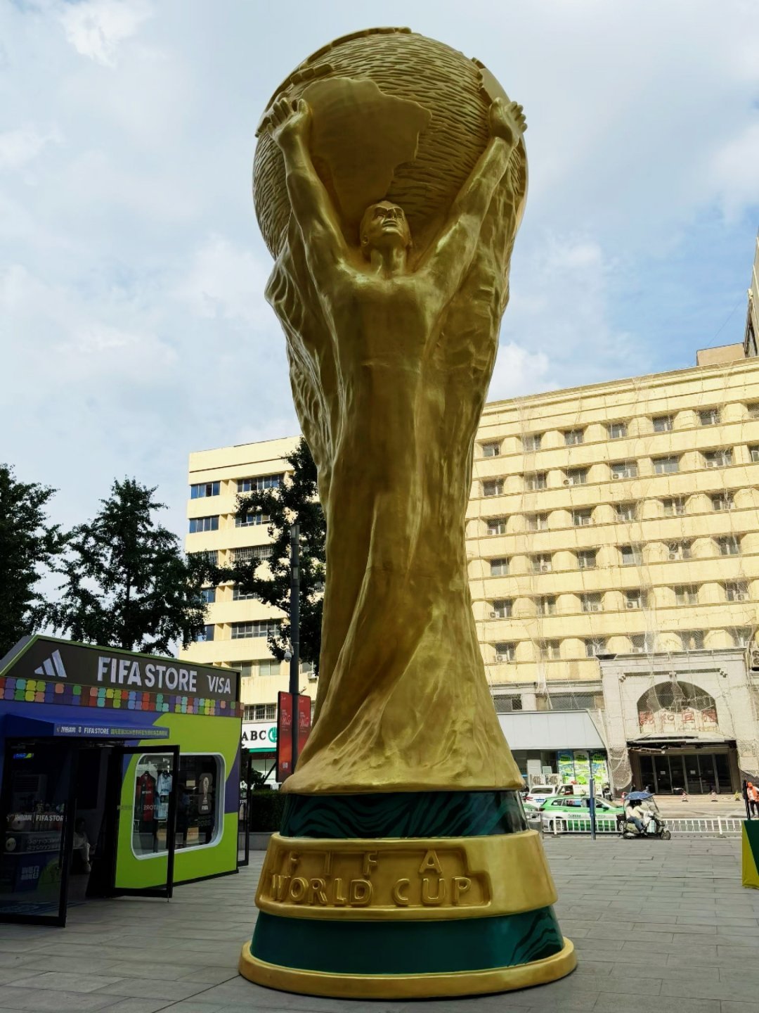 巨型大力神杯🏆，闪现郑州！ 