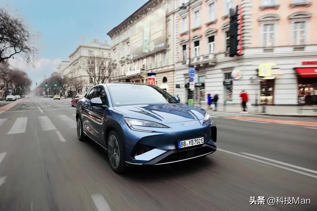 【发现没有？马路上绿牌车已经悄悄逆袭了！】

这两天在商场停车场转了一圈，后背猛