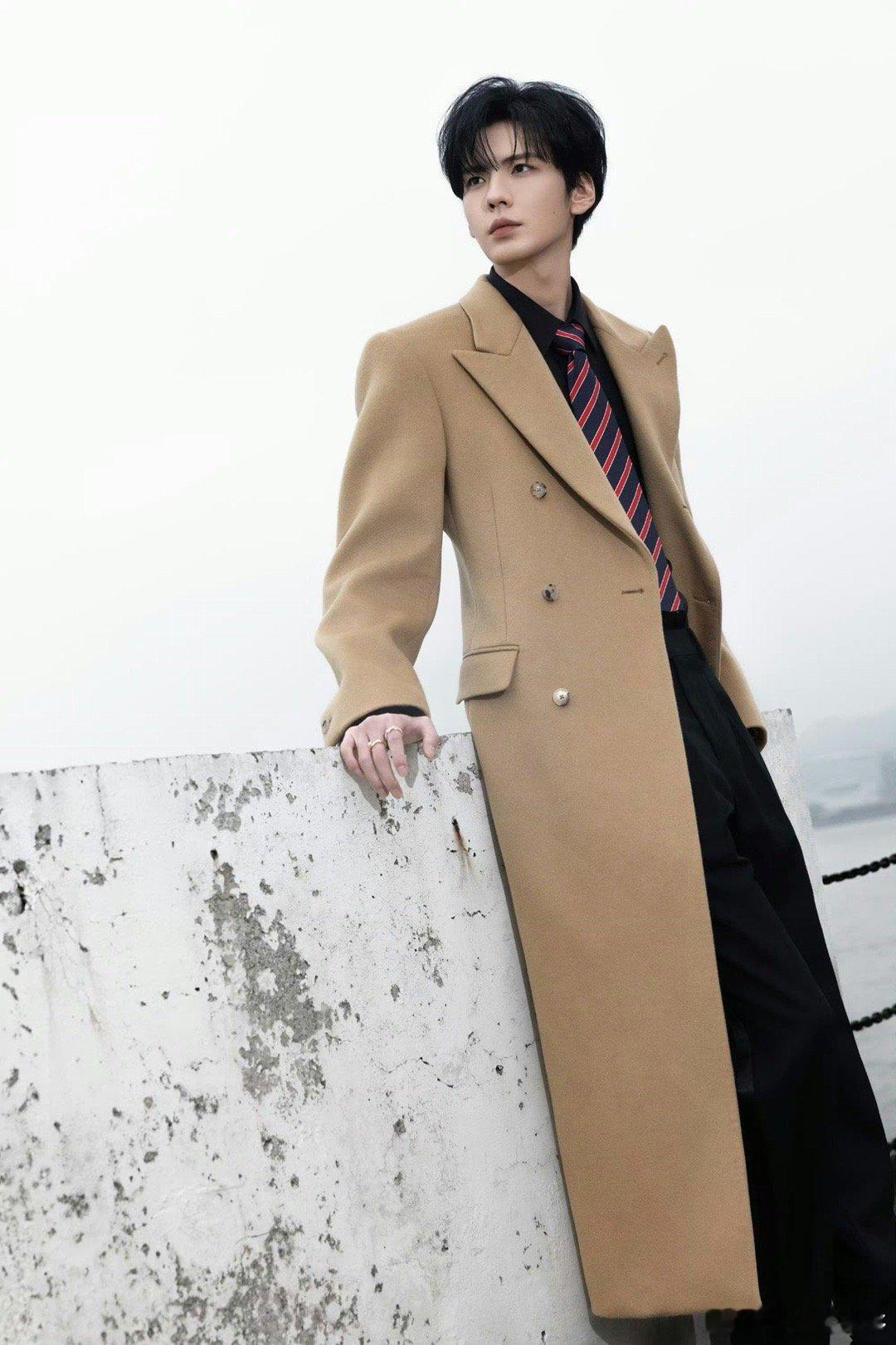 毕雯珺帅得我有心事了 浅棕大衣+黑衬衫+条纹领带，海边清爽感混搭时髦品味，模特身