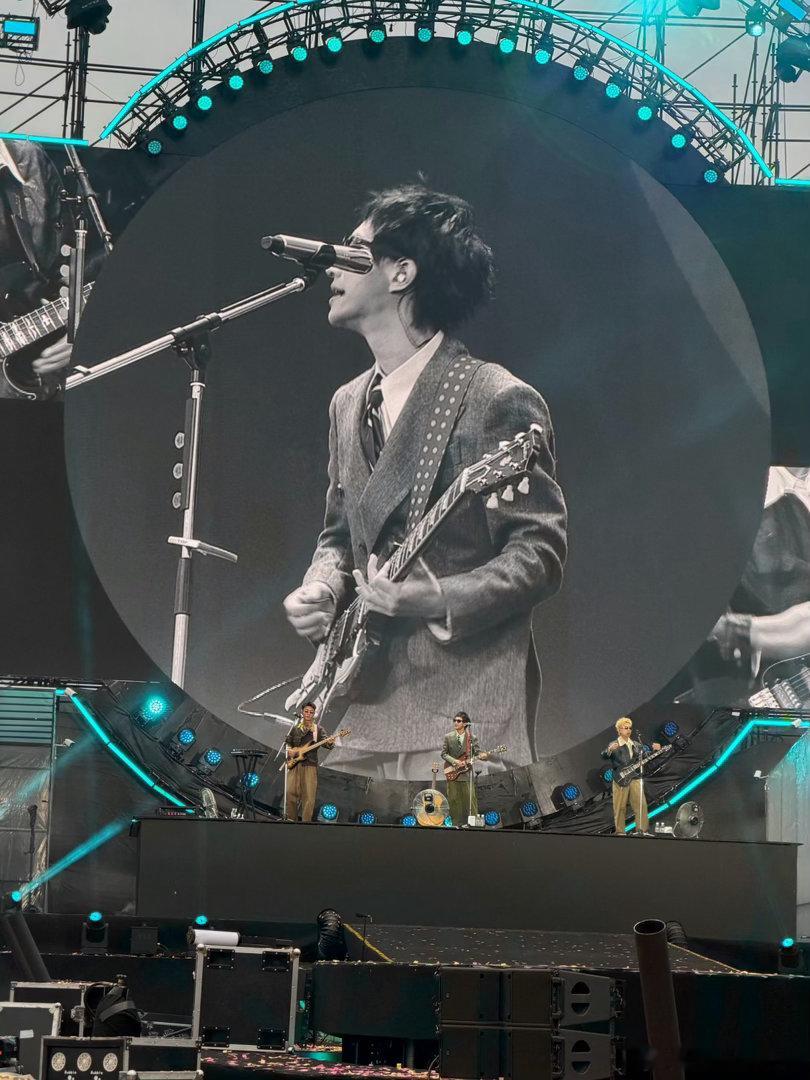 回春丹西安演唱会听爽了🥁奔赴旷野摇滚现场！回春丹西安站，秋风、星空、音乐齐聚，